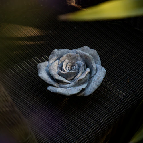 Large Resin Stone Rose Ornament - Image 3