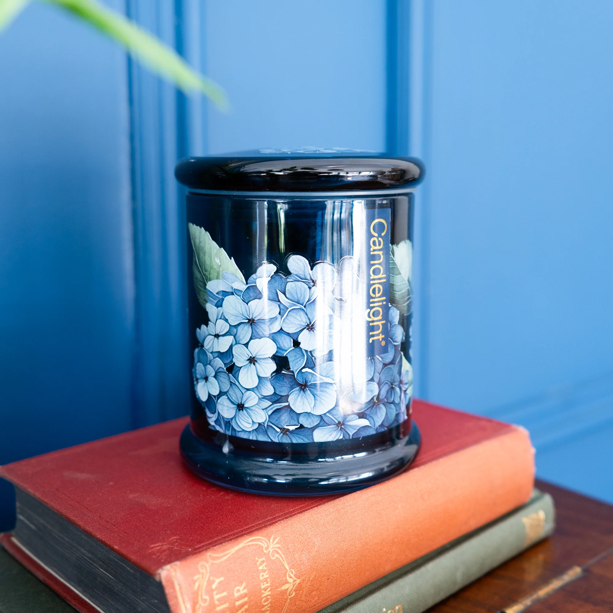 Large Hydrangea & Jasmine Lidded Jar Candle - Image 2