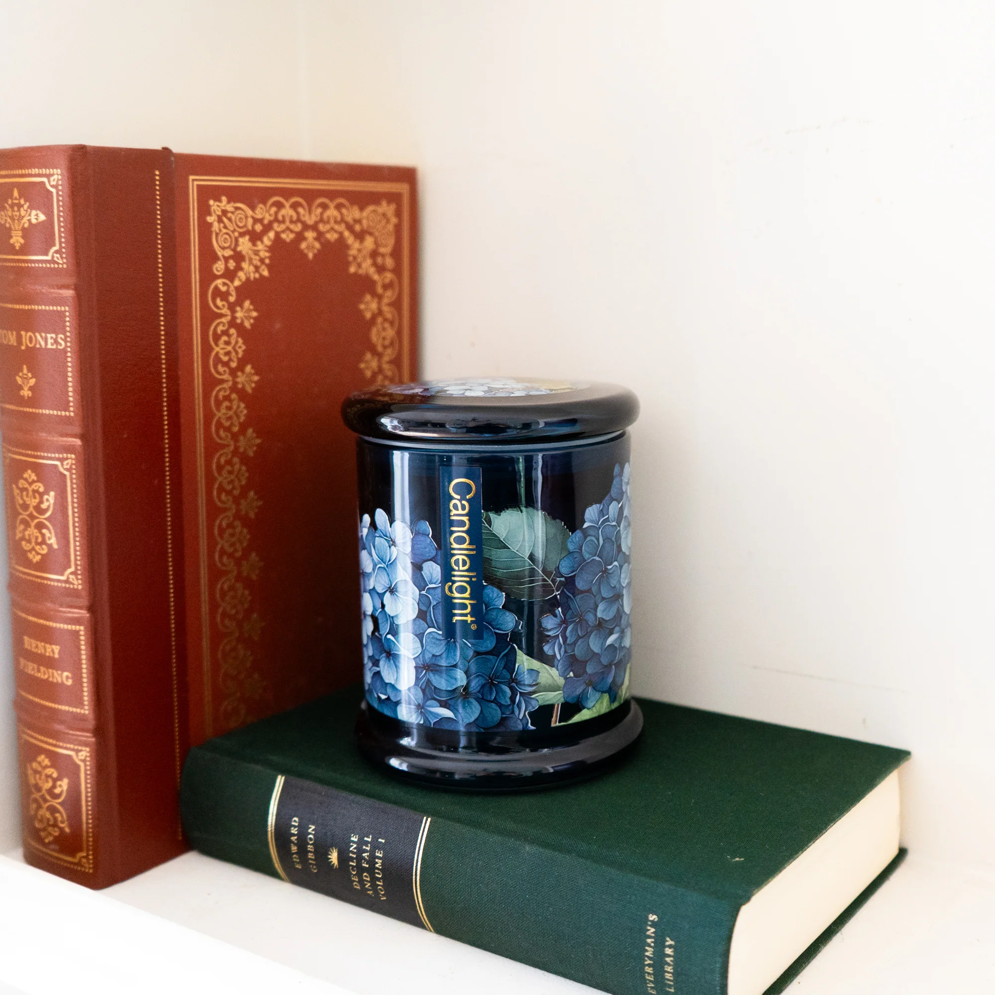 Large Hydrangea & Jasmine Lidded Jar Candle - Image 3