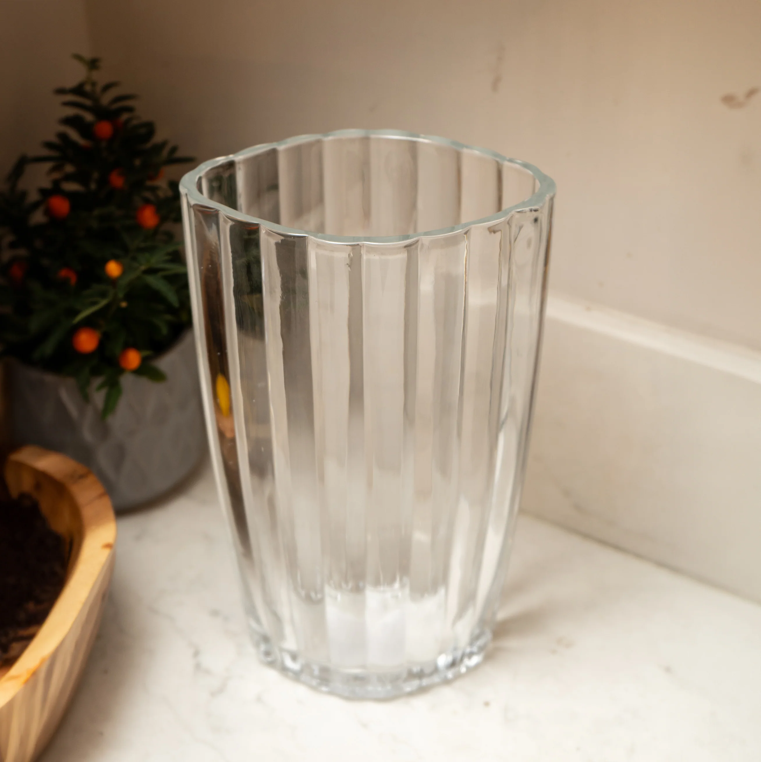 Elegant 24.5cm Clear Glass Vase with Charming Ridged Detail - Image 2
