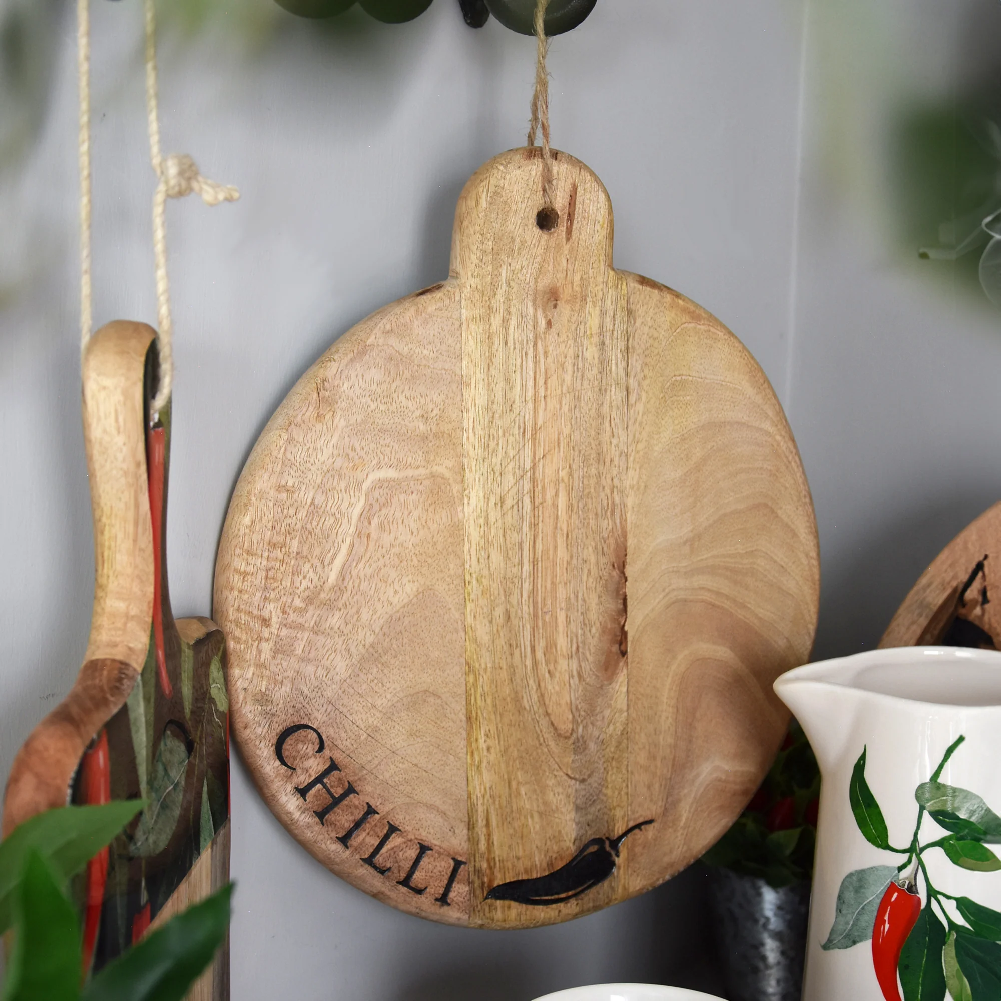 Round Mango Wood Chopping Board with Chilli Enamel - Image 4
