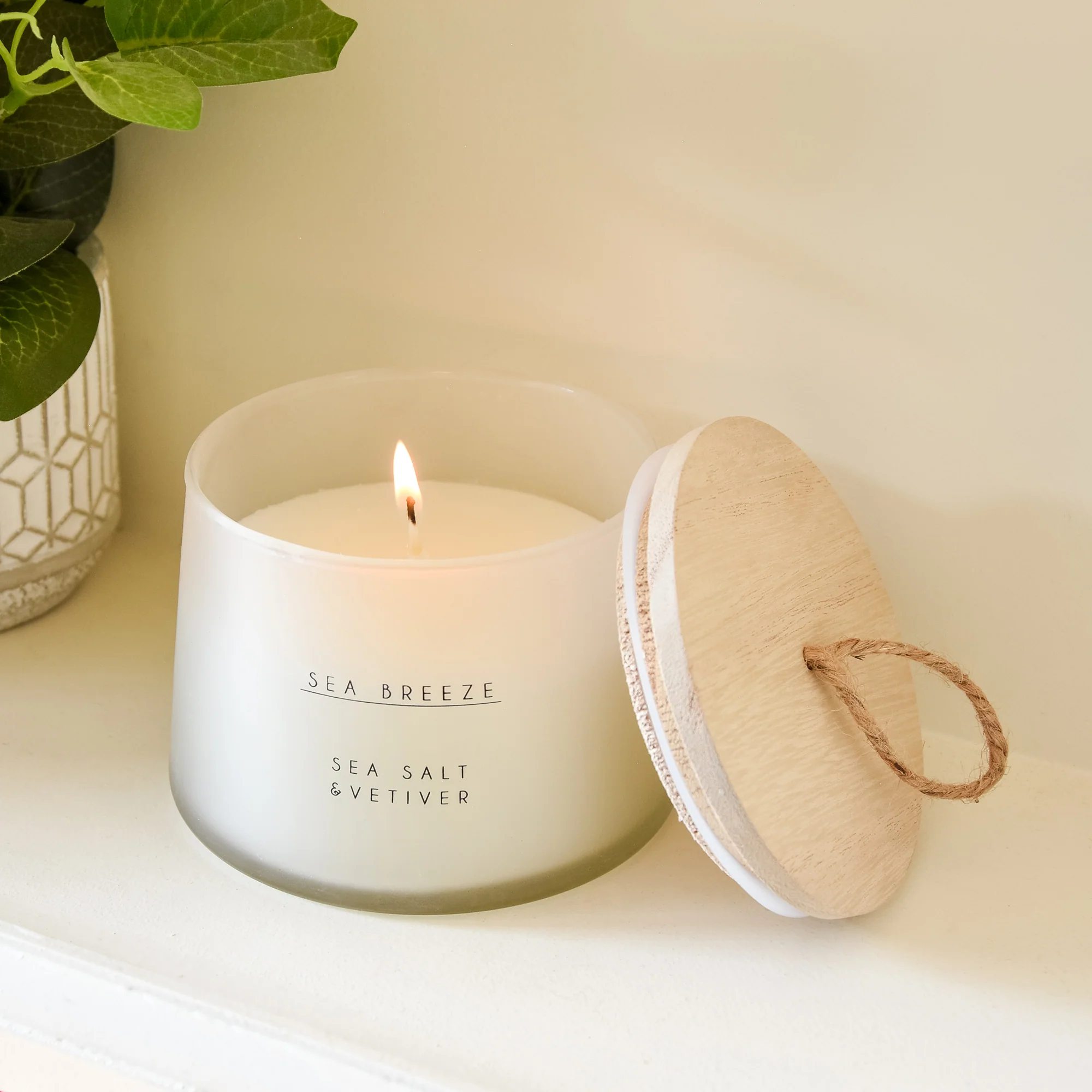 Coastal Escape Large Wax Candle Sea Salt Scent with a Wooden Lid - Image 2