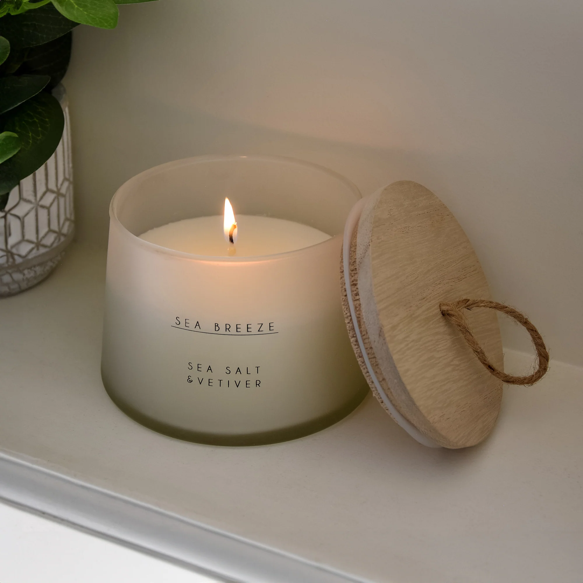 Coastal Escape Large Wax Candle Sea Salt Scent with a Wooden Lid - Image 3