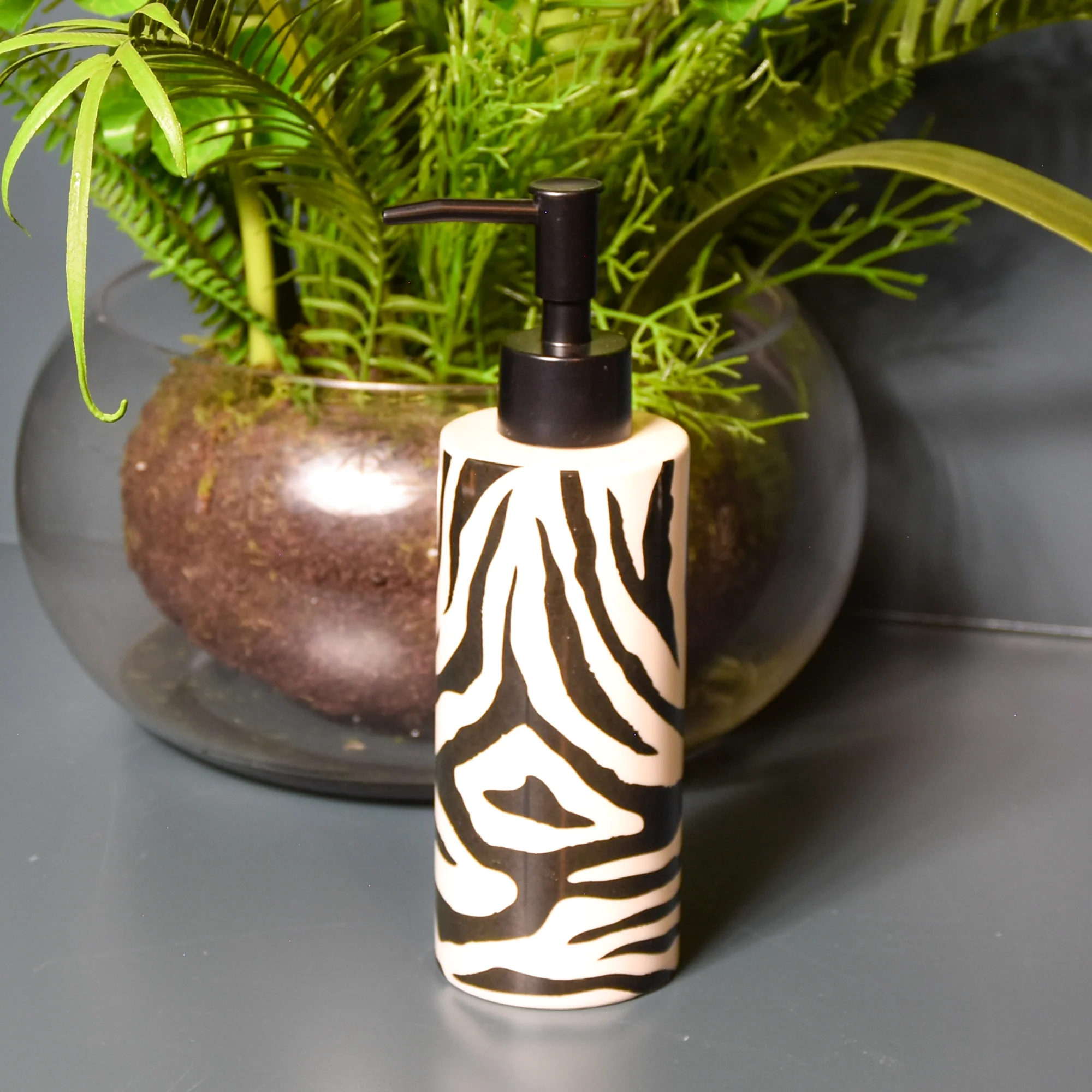 Soap Dispenser Zebra Black/White - Image 3