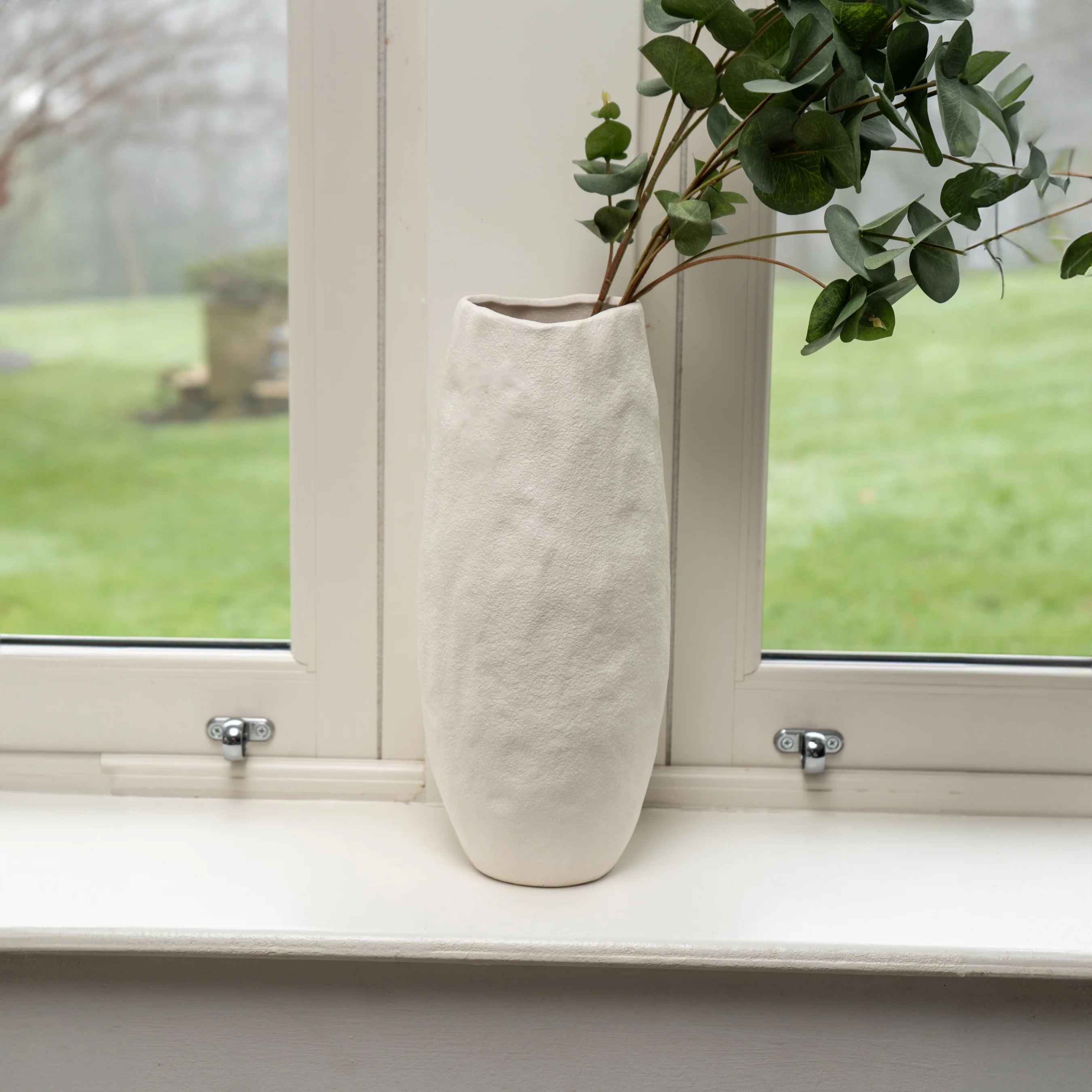 Elegant Cream Wave Top Vase - Image 4