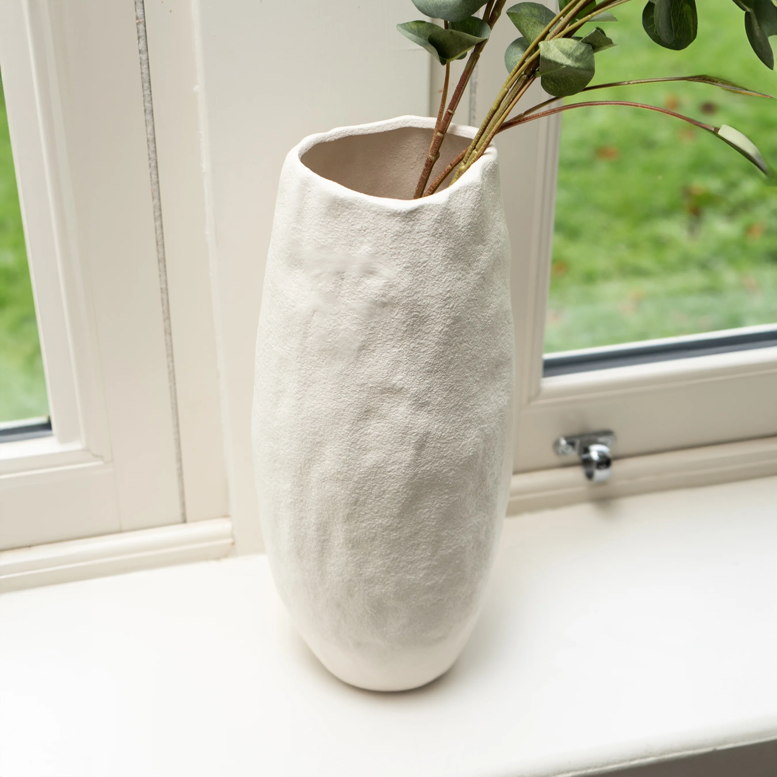 Elegant Cream Wave Top Vase - Image 5